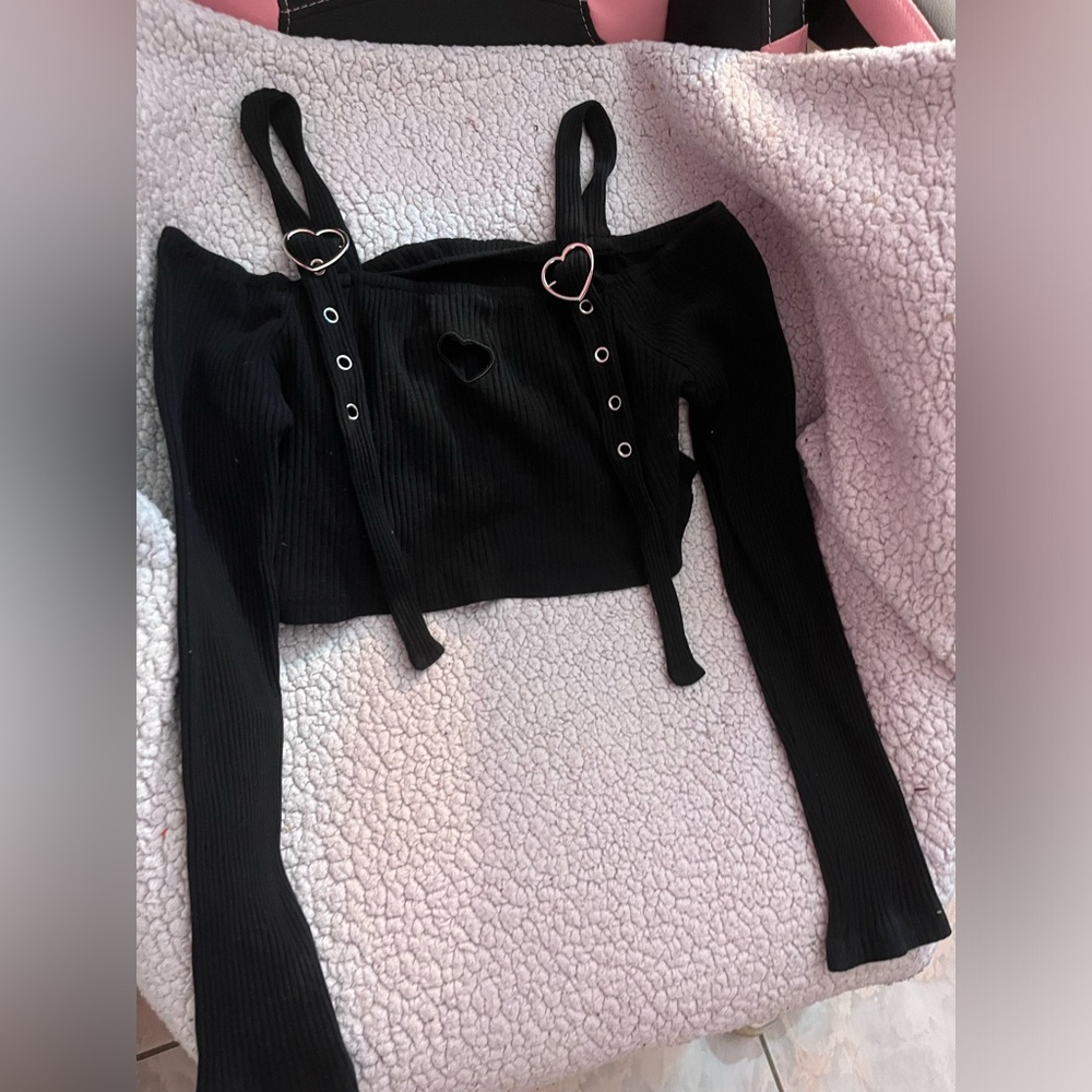 Super cute y2k black crop top with heart cut out! Korean style from 2000s